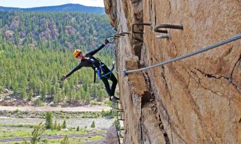 chica-iniciandose-en-vias-ferratas-saludando