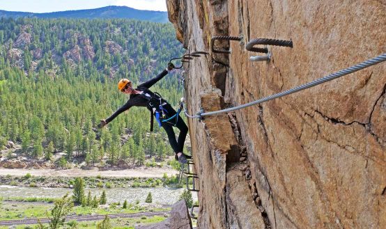 chica-iniciandose-en-vias-ferratas-saludando
