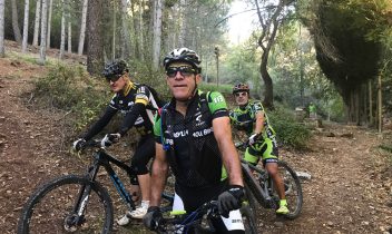 grupo-de-amigos-motnando-en-bici-por-la-sierra-de-huetor-en-granada